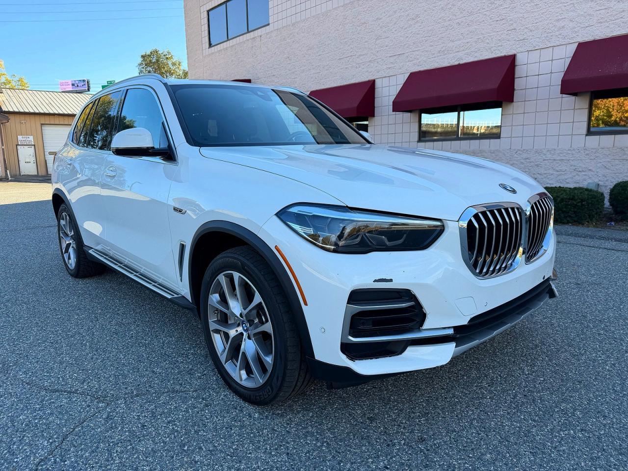 منظر 2023 BMW X5 XDRIVE45E، زاوية 1