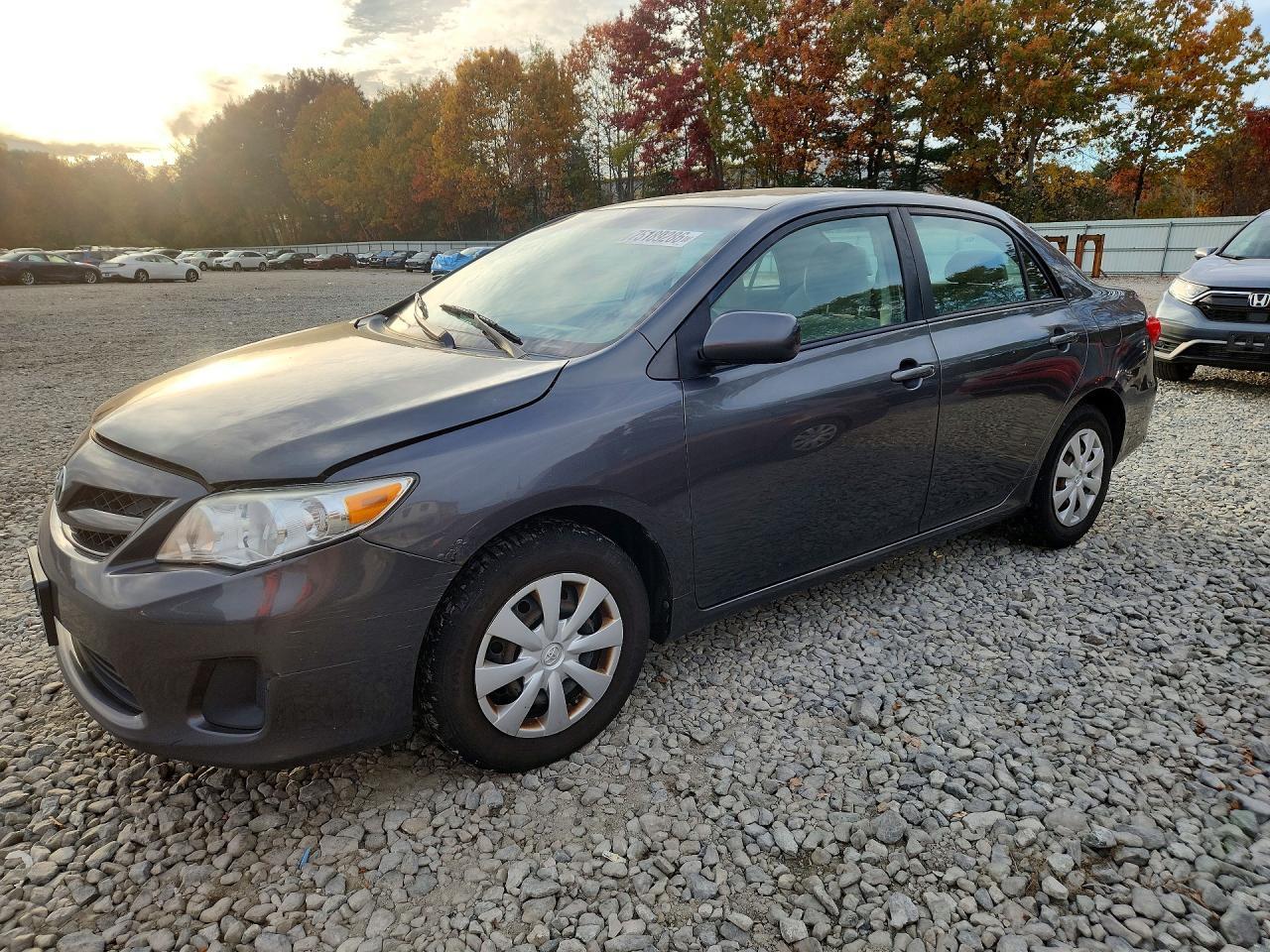 Vista de 2011 TOYOTA COROLLA LE, ángulo 1