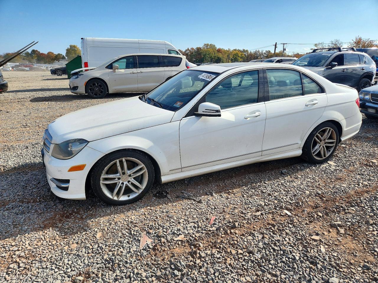 منظر 2013 MERCEDES-BENZ C 300 4MATIC، زاوية 1