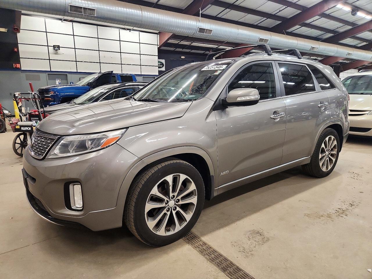 Vue de 2015 KIA SORENTO SX, angle 1