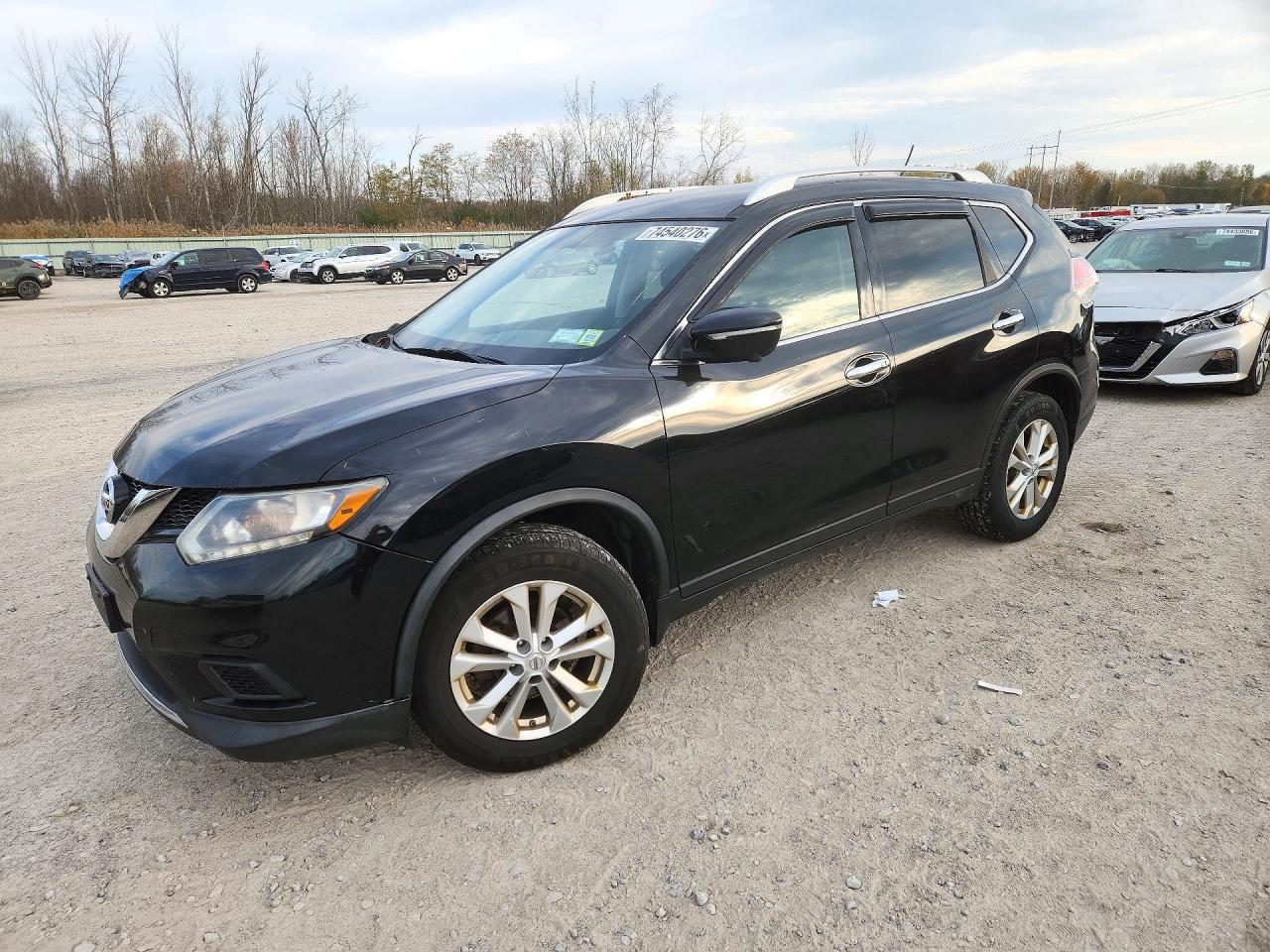 Vue de 2015 NISSAN ROGUE SV, angle 1