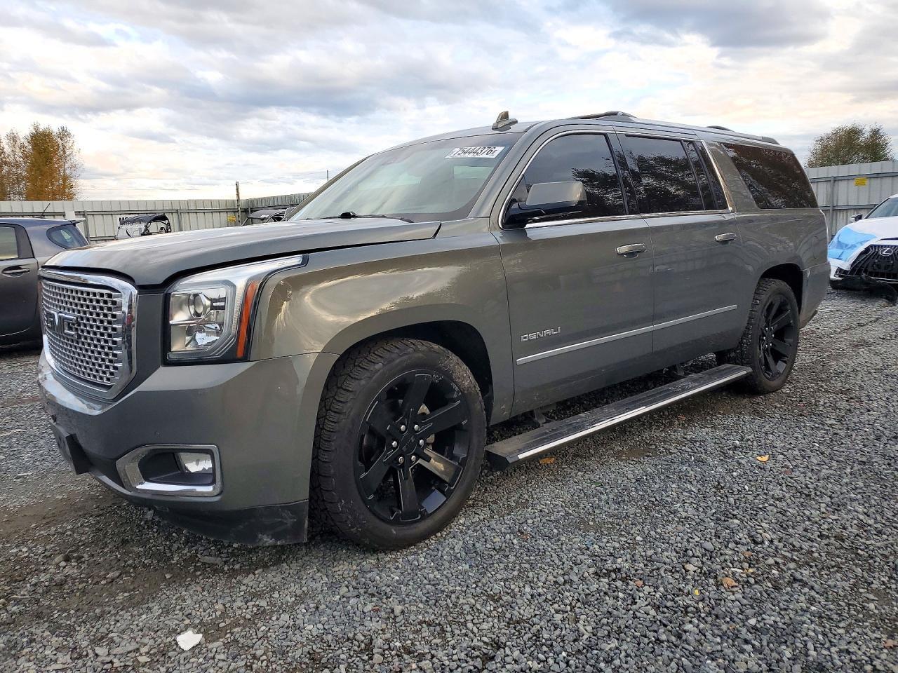 Vista de 2017 GMC YUKON XL DENALI, ángulo 1