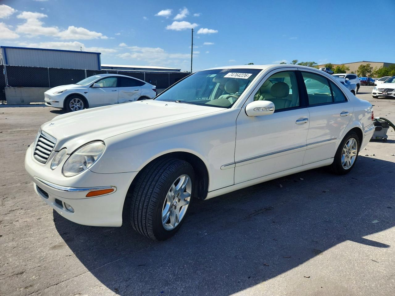 Vue de 2003 Mercedes-Benz E CLASS 320, angle 1