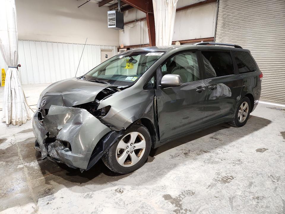 2012 TOYOTA SIENNA LE  