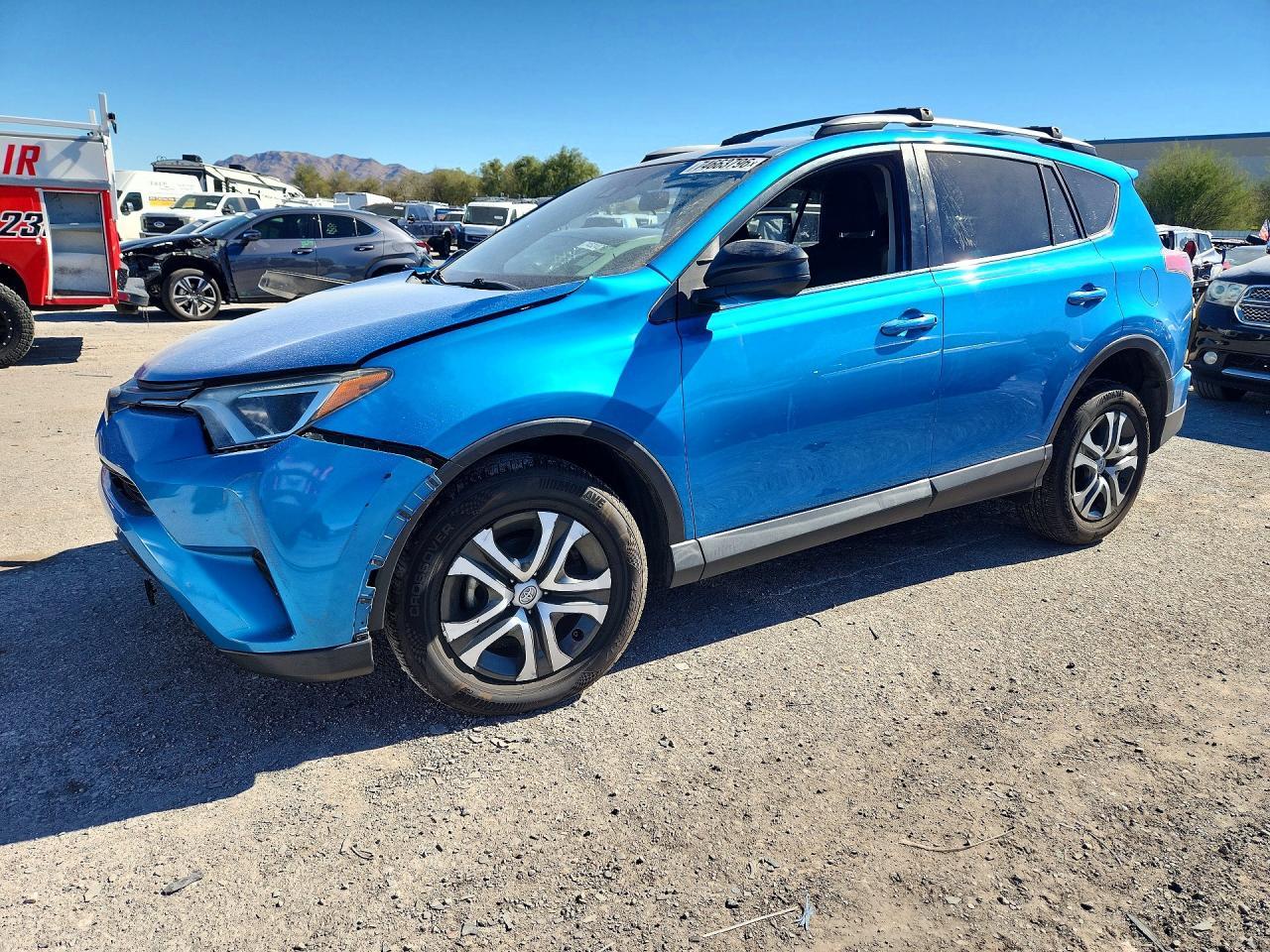 Vista de 2018 TOYOTA RAV4 LE, ángulo 1