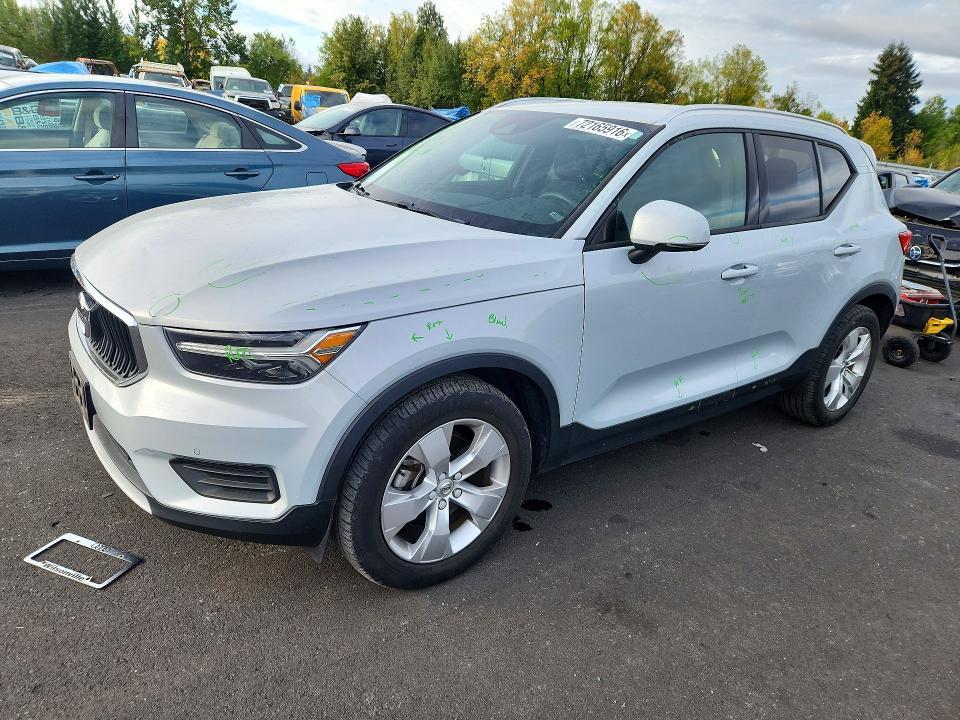 2020 VOLVO XC40 T5 MOMENTUM  