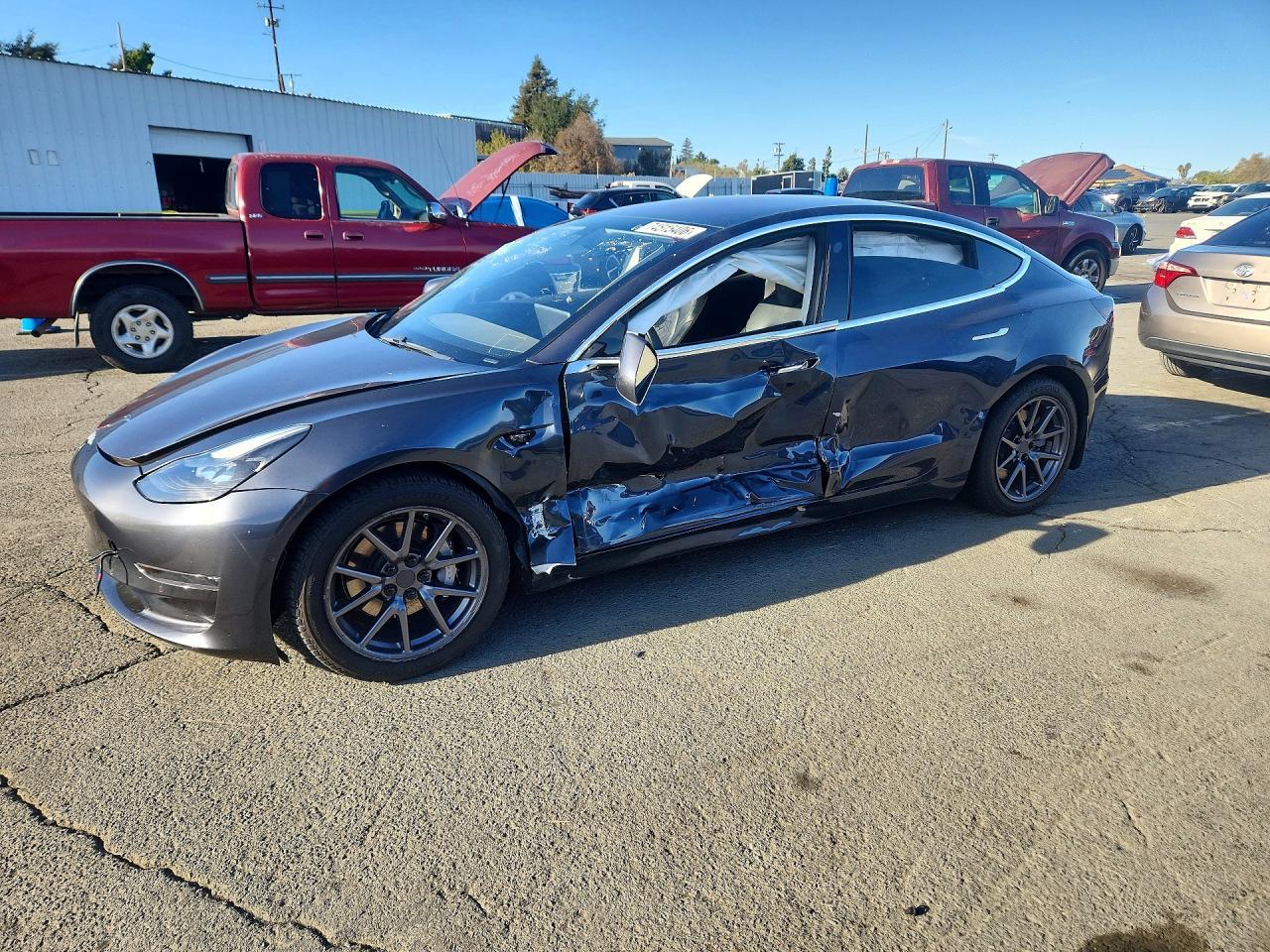 Вид 2018 TESLA MODEL 3, угол 1
