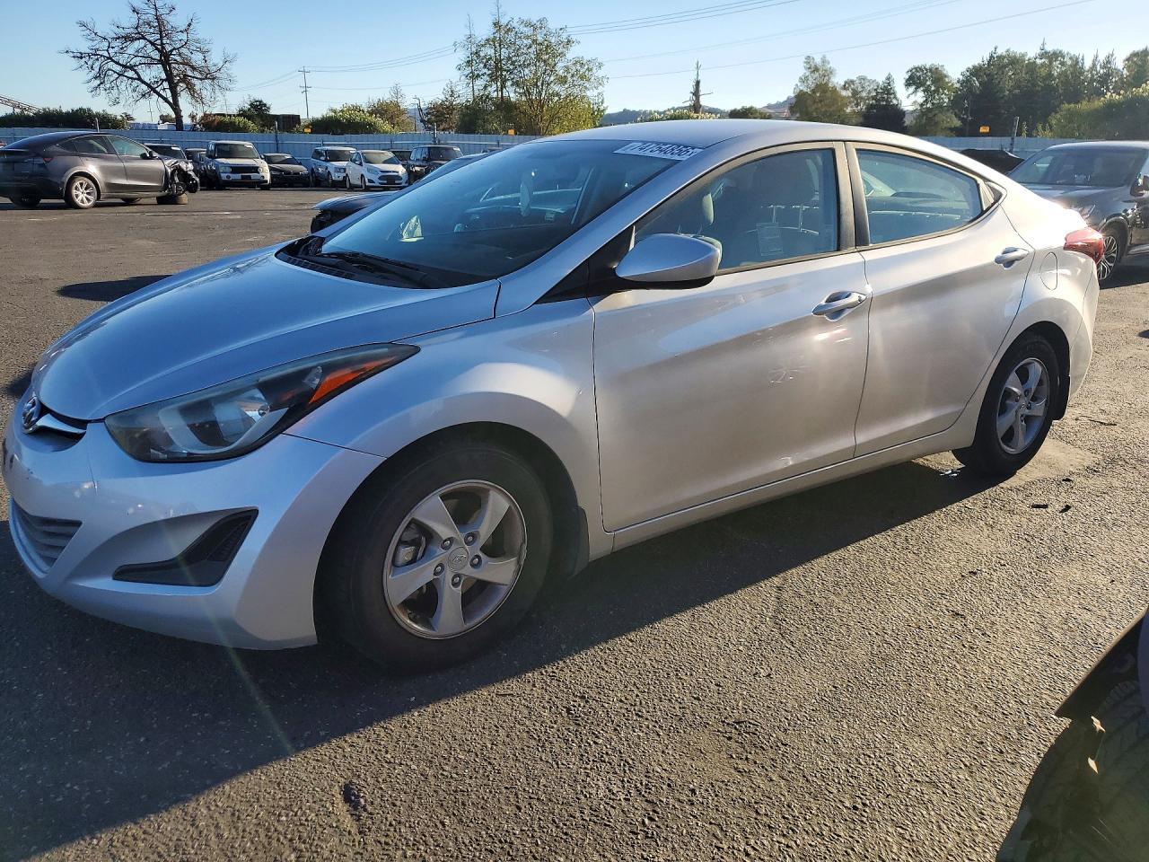 Вид 2015 HYUNDAI ELANTRA SE, угол 1