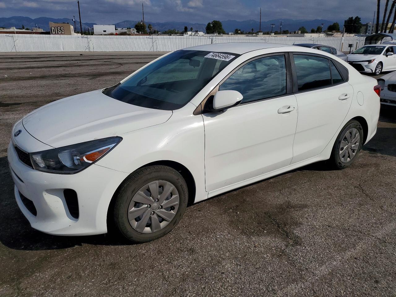 Вид 2020 KIA RIO S, угол 1