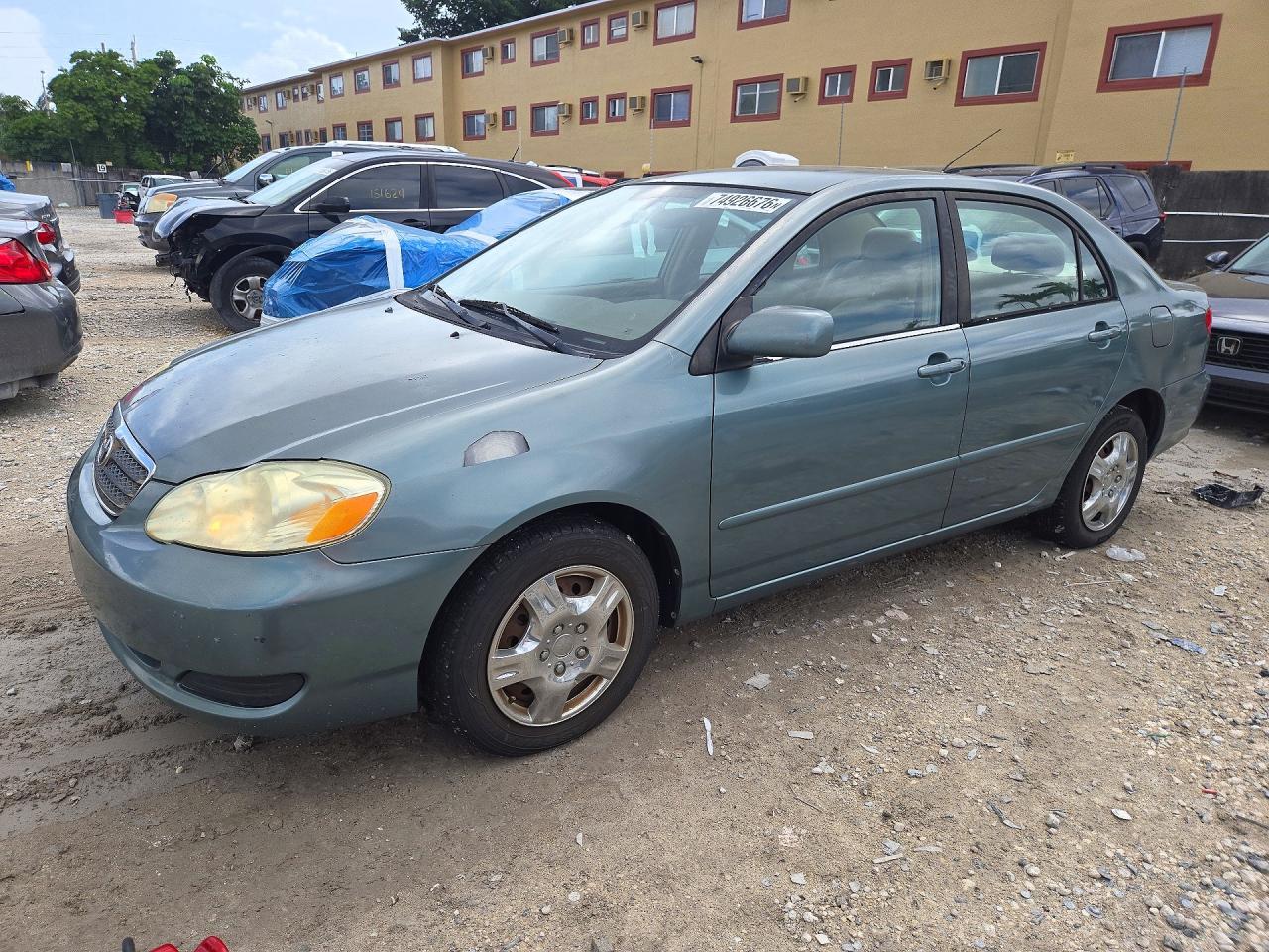 Vue de 2005 TOYOTA COROLLA LE, angle 1
