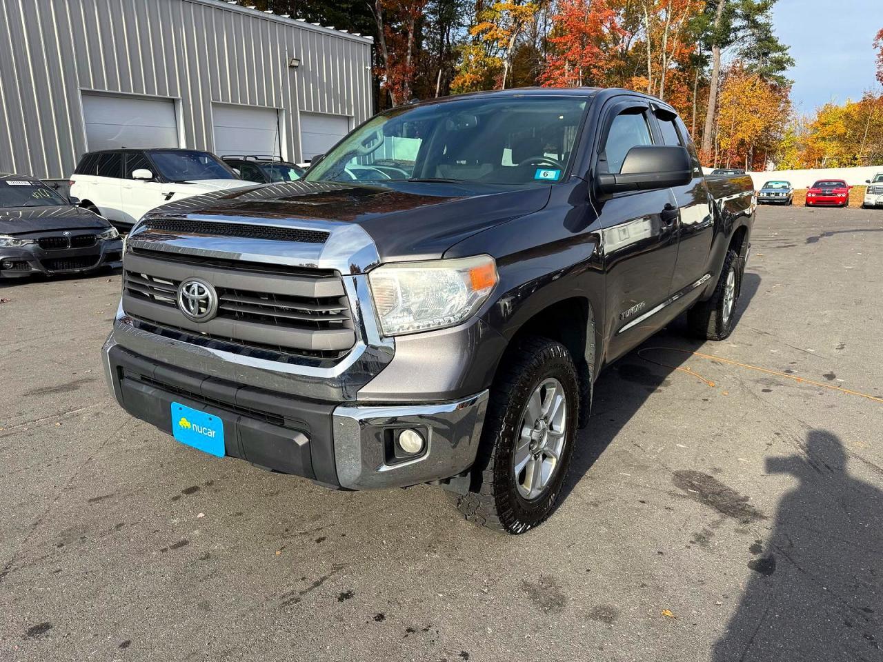 Vue de 2015 TOYOTA TUNDRA SR5, angle 1
