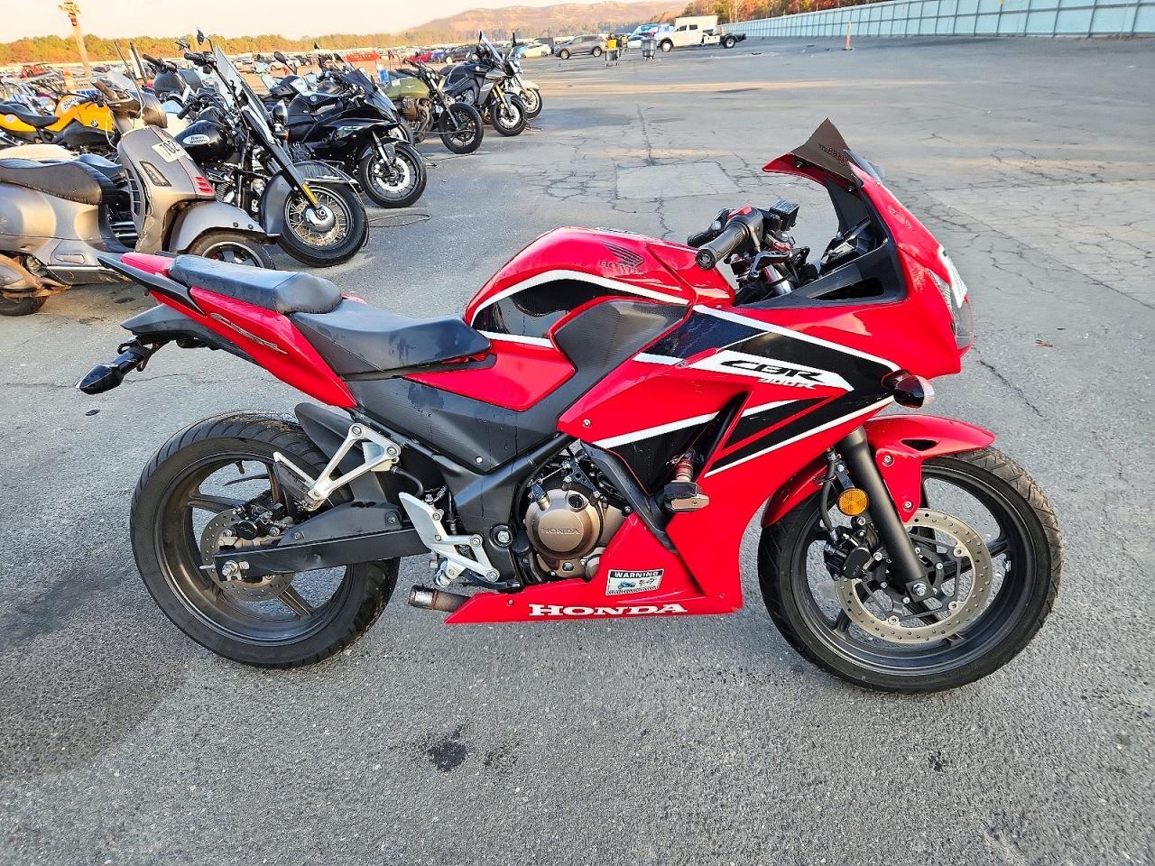 Vista de 2019 HONDA CBR300 R, ángulo 1