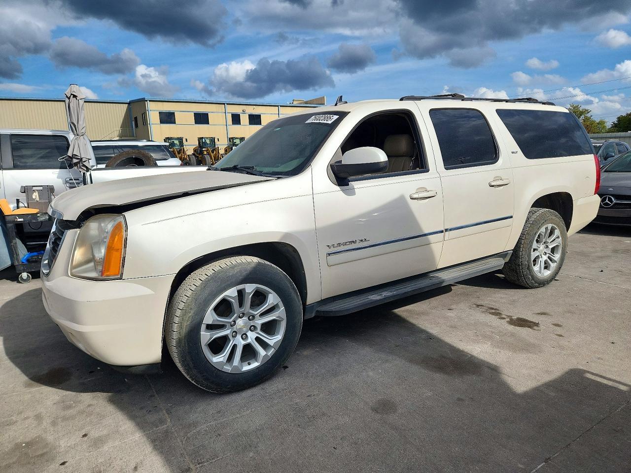 Vista de 2013 GMC YUKON XL C1500 SLT, ángulo 1