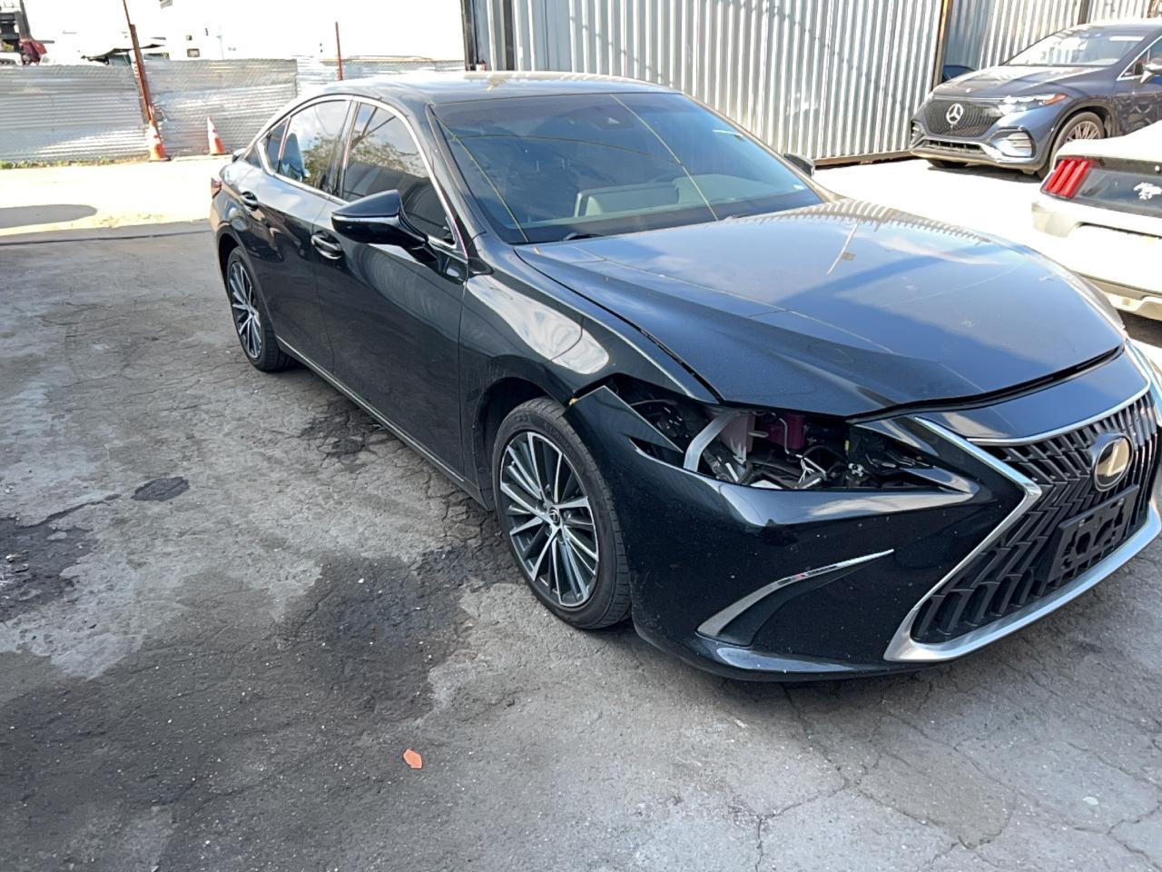 منظر 2023 LEXUS ES 300H BASE، زاوية 1
