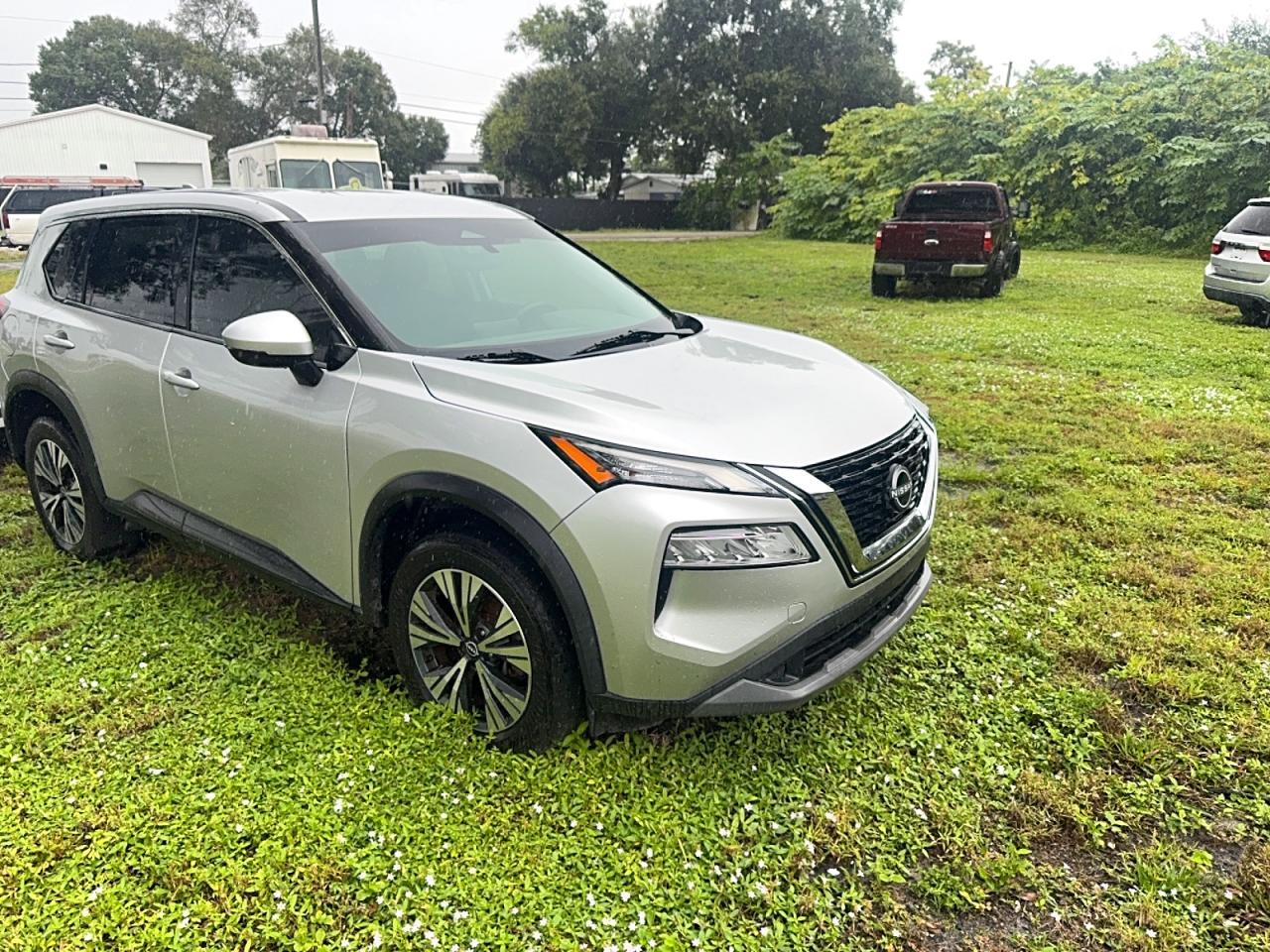 Vue de 2022 NISSAN ROGUE SV, angle 1