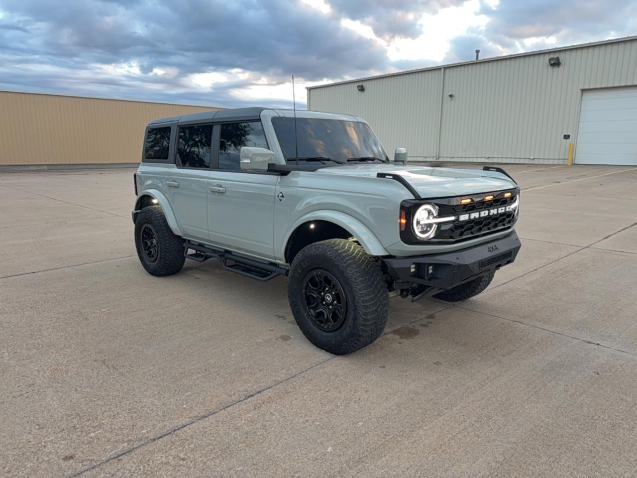 Vista de 2024 FORD BRONCO OUTER BANKS, ángulo 1