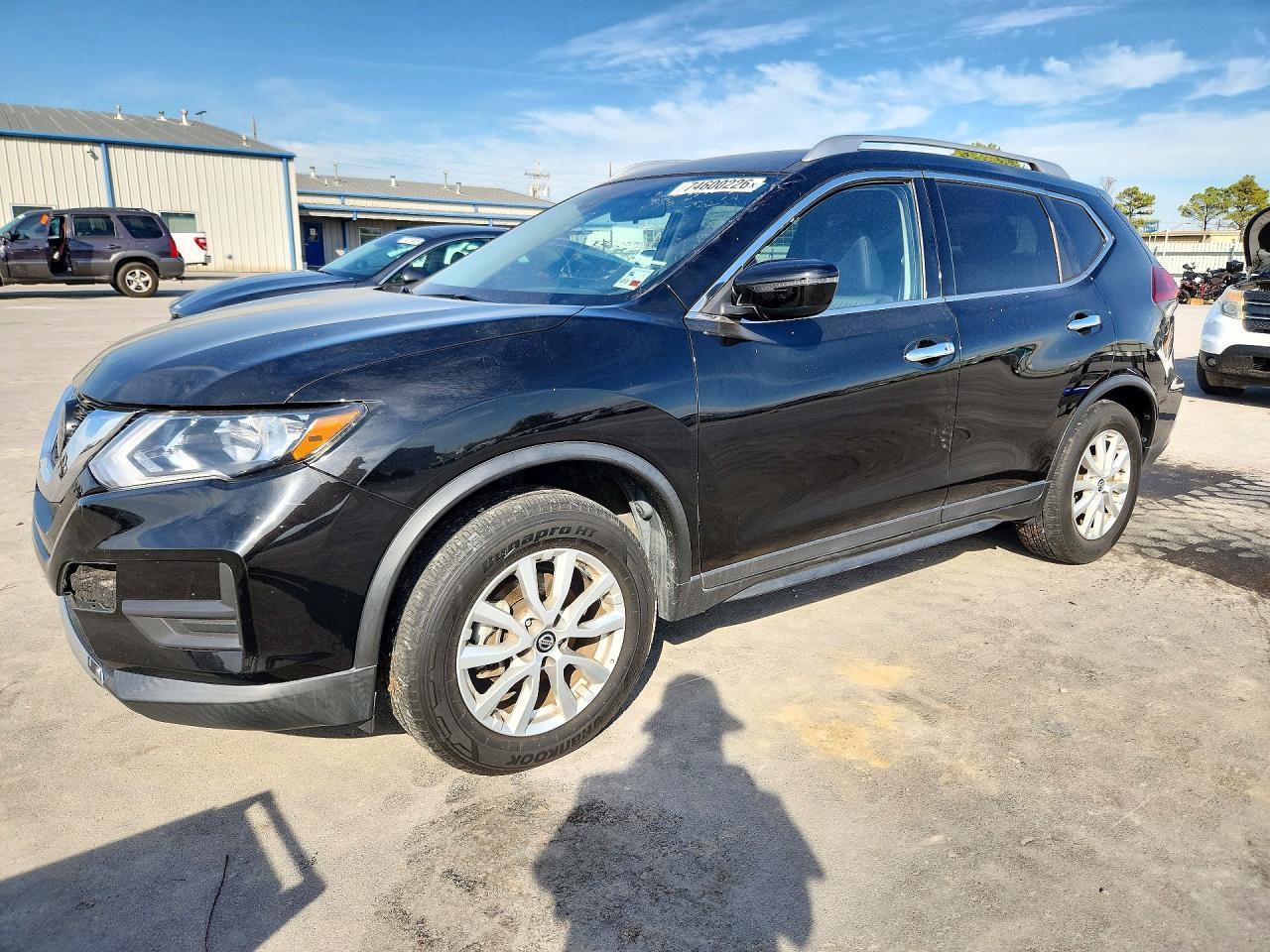 Vista de 2019 NISSAN ROGUE SV, ángulo 1