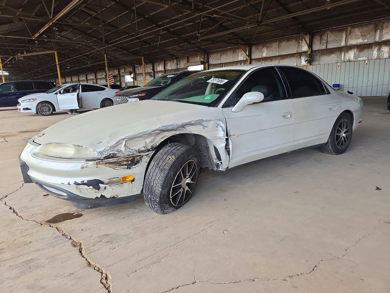 Vue de 1999 OLDSMOBILE AURORA, angle 1