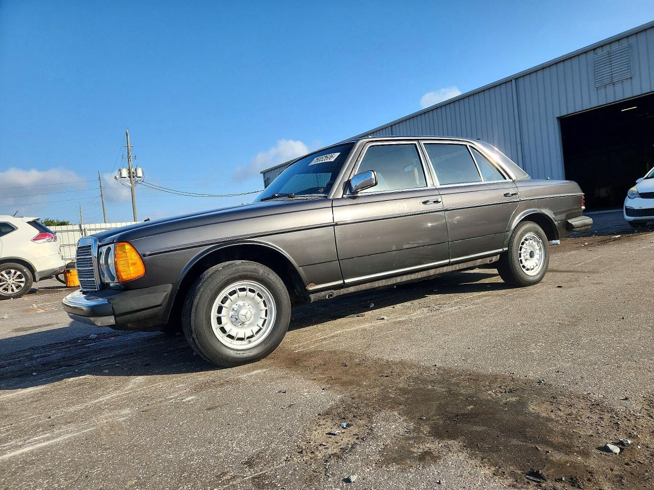 Vue de 1985 MERCEDES-BENZ 300 DT, angle 1