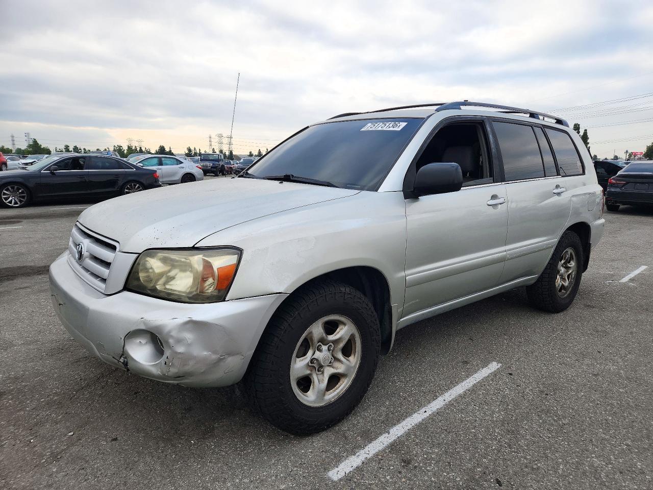 منظر 2004 TOYOTA HIGHLANDER BASE، زاوية 1