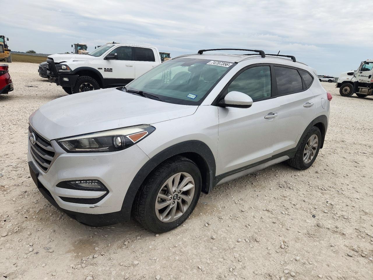 Vue de 2017 HYUNDAI TUCSON SE, angle 1