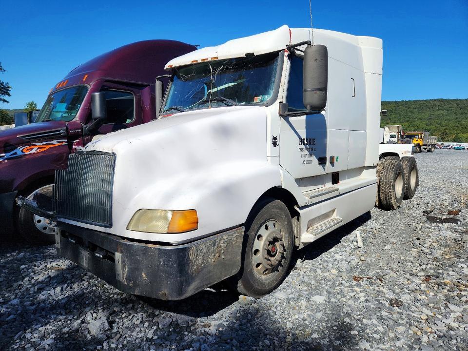2000 VOLVO VNL SEMI TRUCK