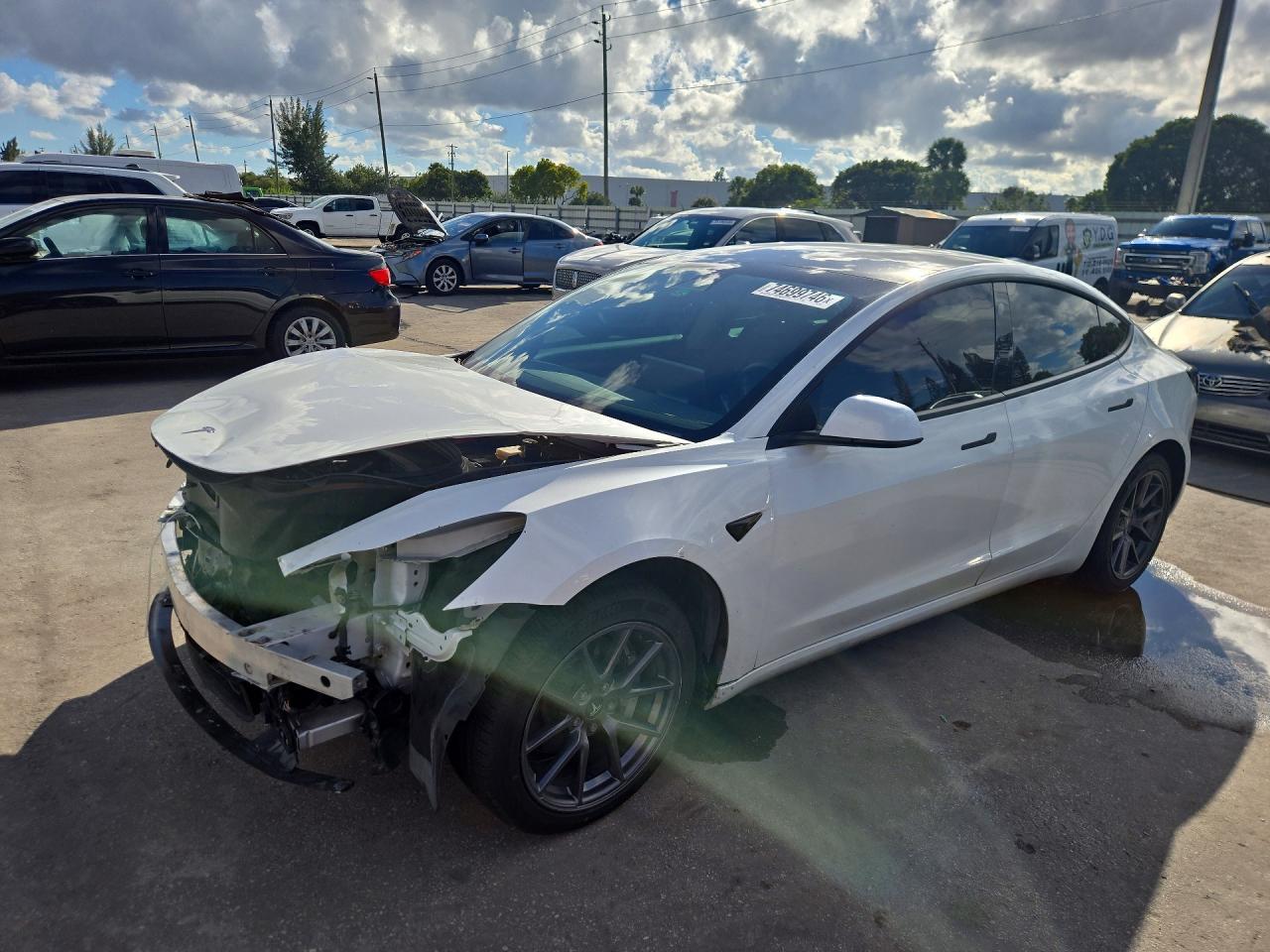 Вид 2021 TESLA MODEL 3, угол 1