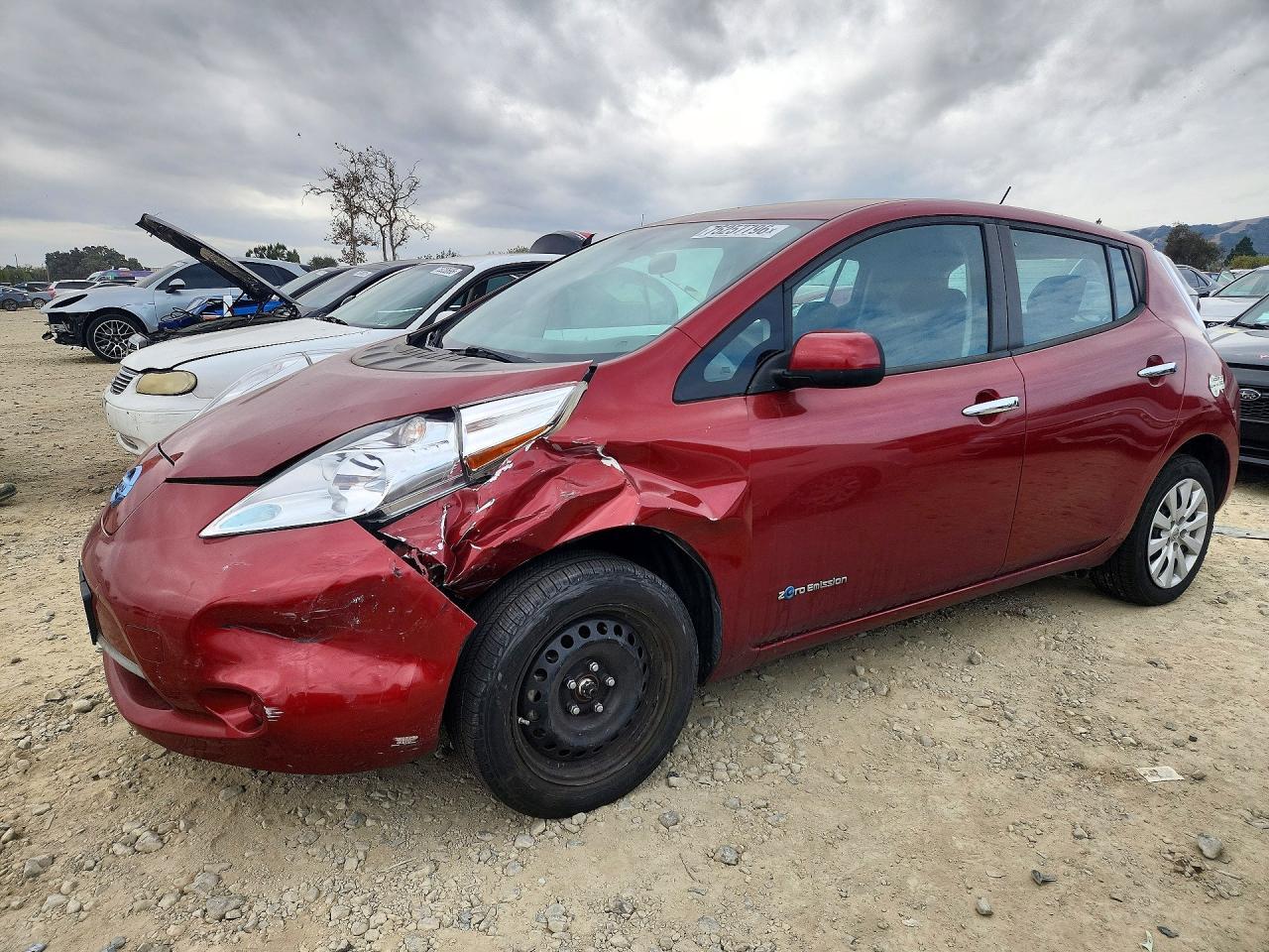 منظر 2015 NISSAN LEAF S، زاوية 1