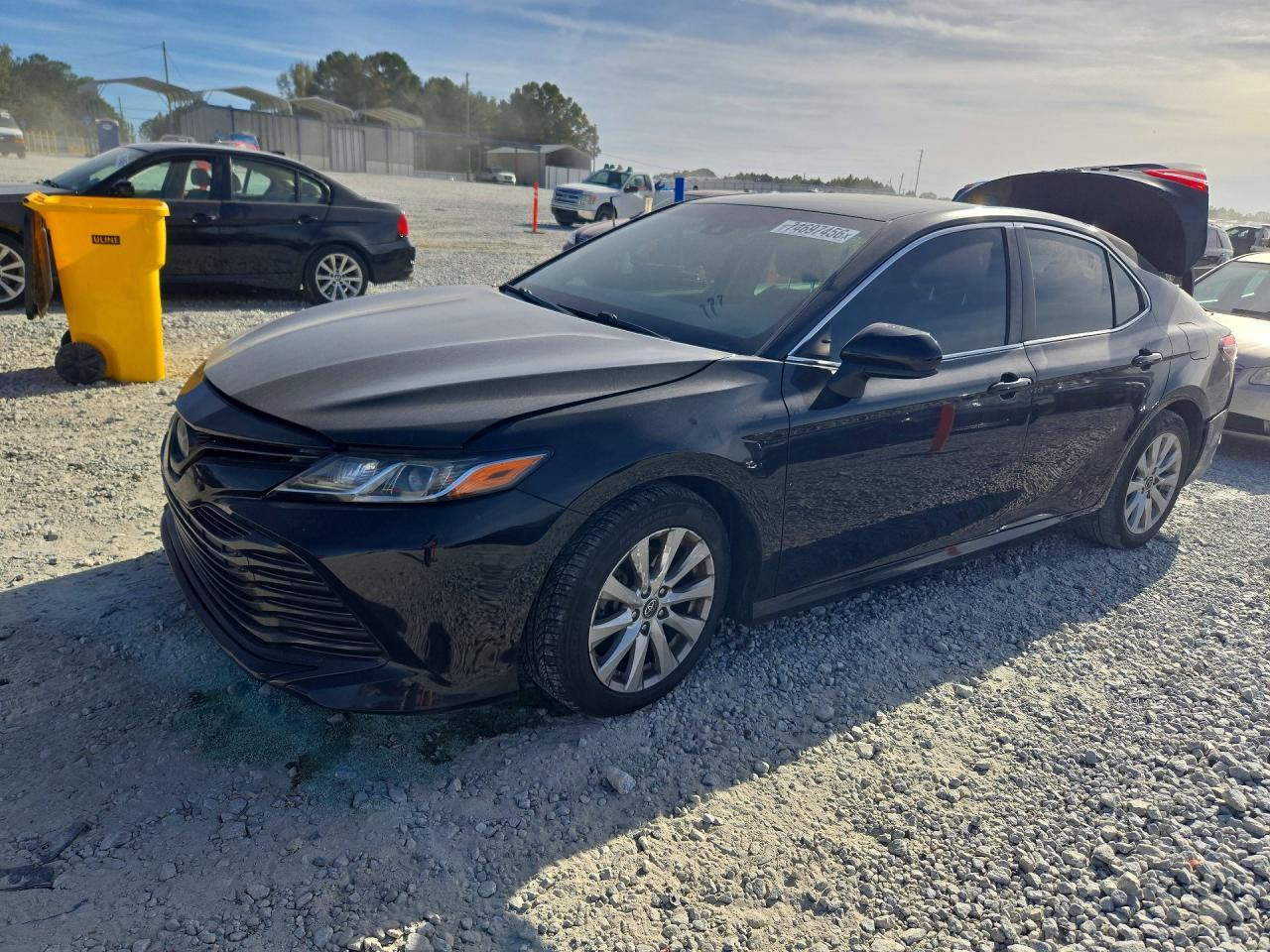 Vista de 2018 TOYOTA CAMRY LE, ángulo 1