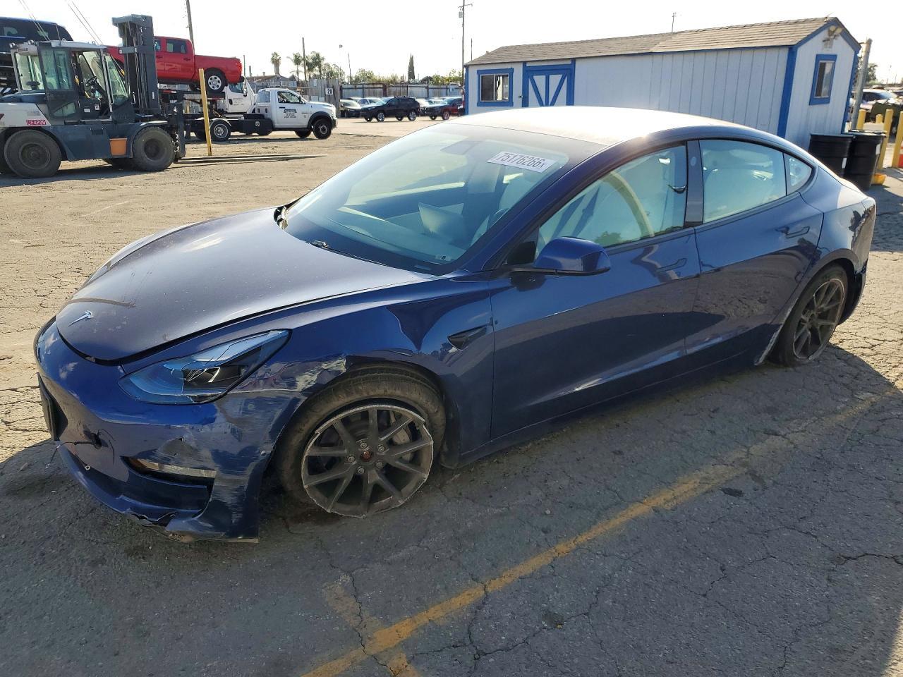 Vue de 2021 TESLA MODEL 3, angle 1
