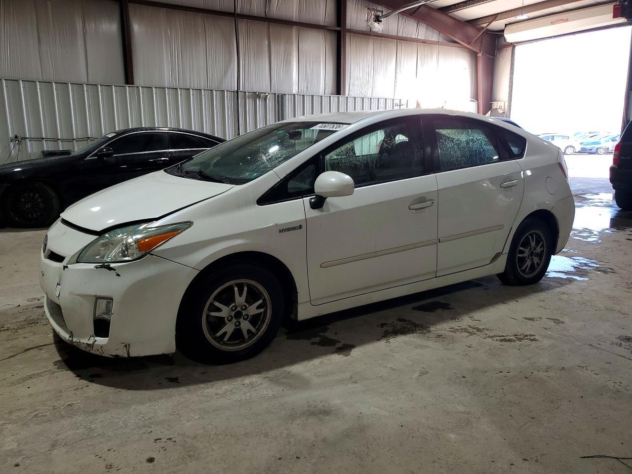 Vue de 2011 TOYOTA PRIUS THREE, angle 1