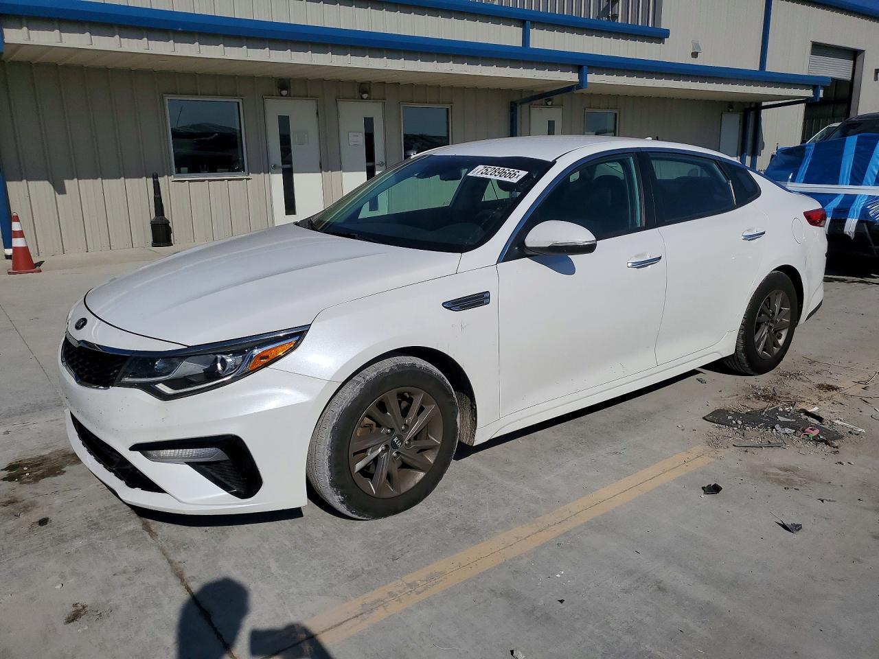 منظر 2019 KIA OPTIMA LX، زاوية 1