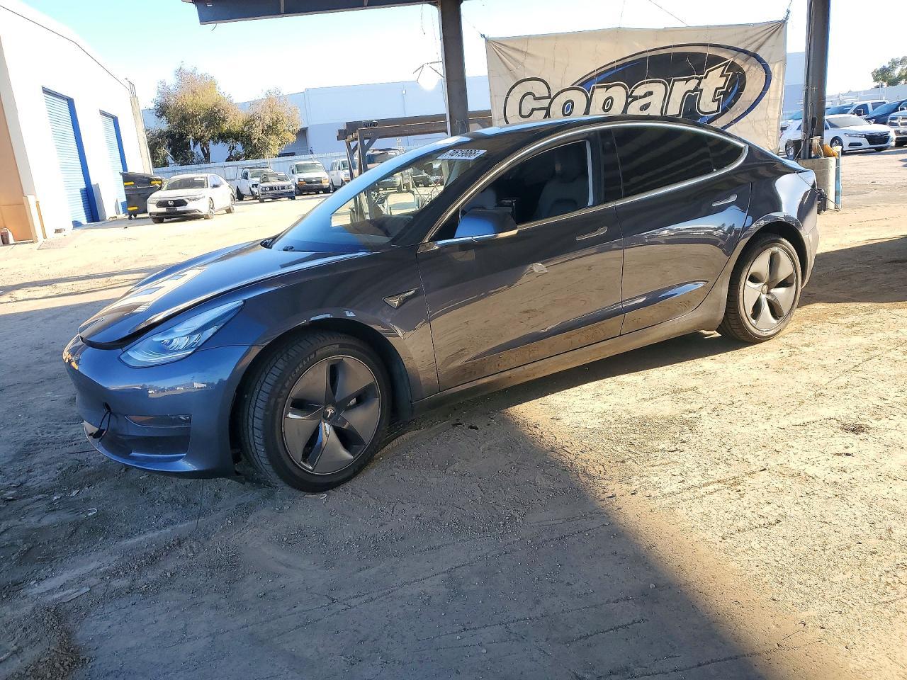 Vue de 2020 TESLA MODEL 3, angle 1