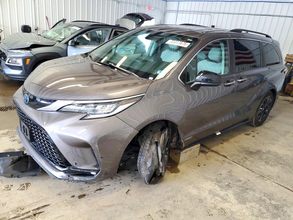 2021 TOYOTA SIENNA XSE  