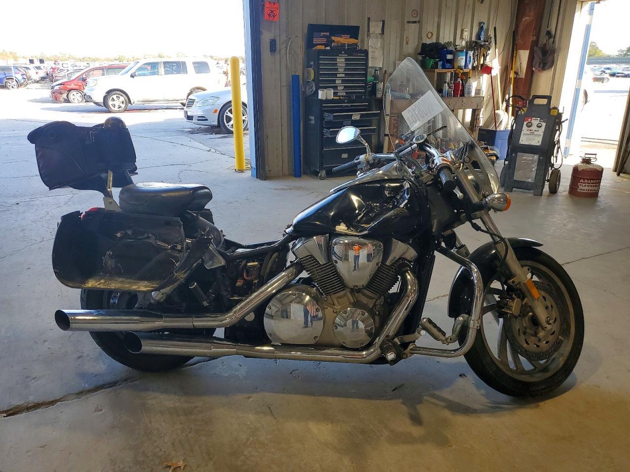 Vue de 2006 HONDA VTX1300 C, angle 1