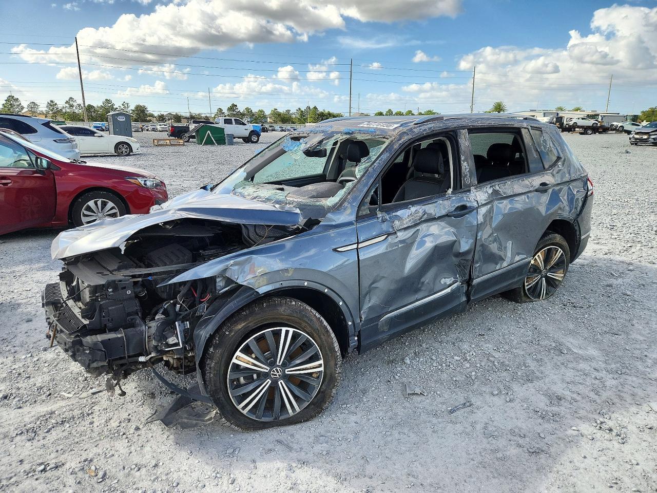 Vista de 2024 VOLKSWAGEN TIGUAN SE, ángulo 1