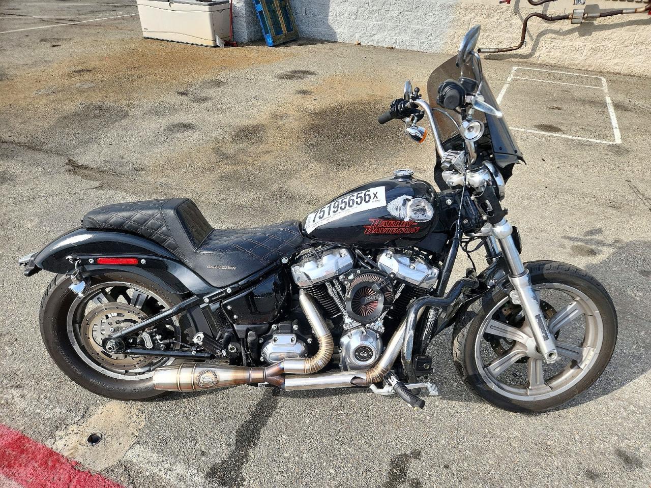 Vue de 2024 HARLEY-DAVIDSON FXST, angle 1