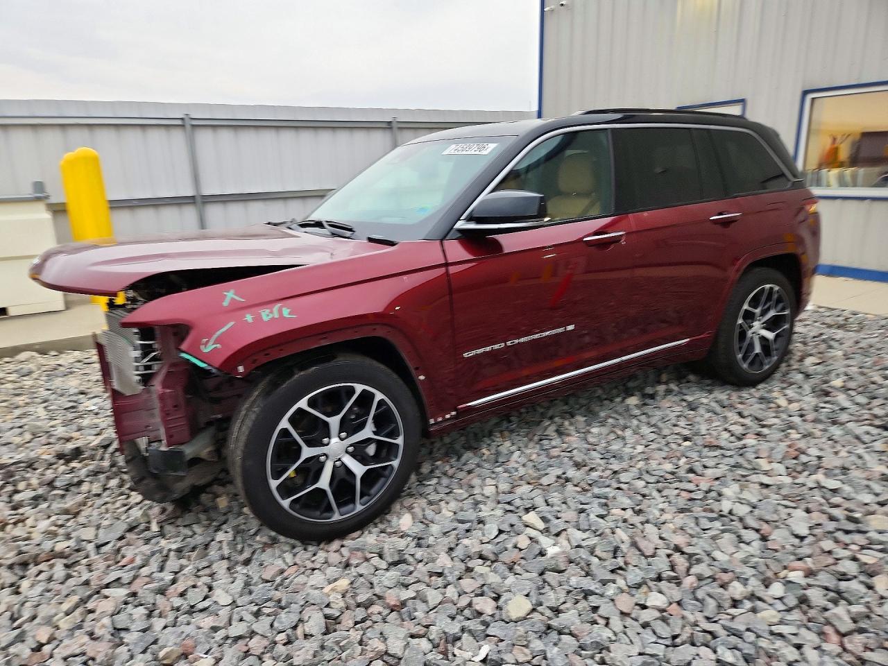 Vue de 2024 JEEP GRAND CHEROKEE SUMMIT, angle 1