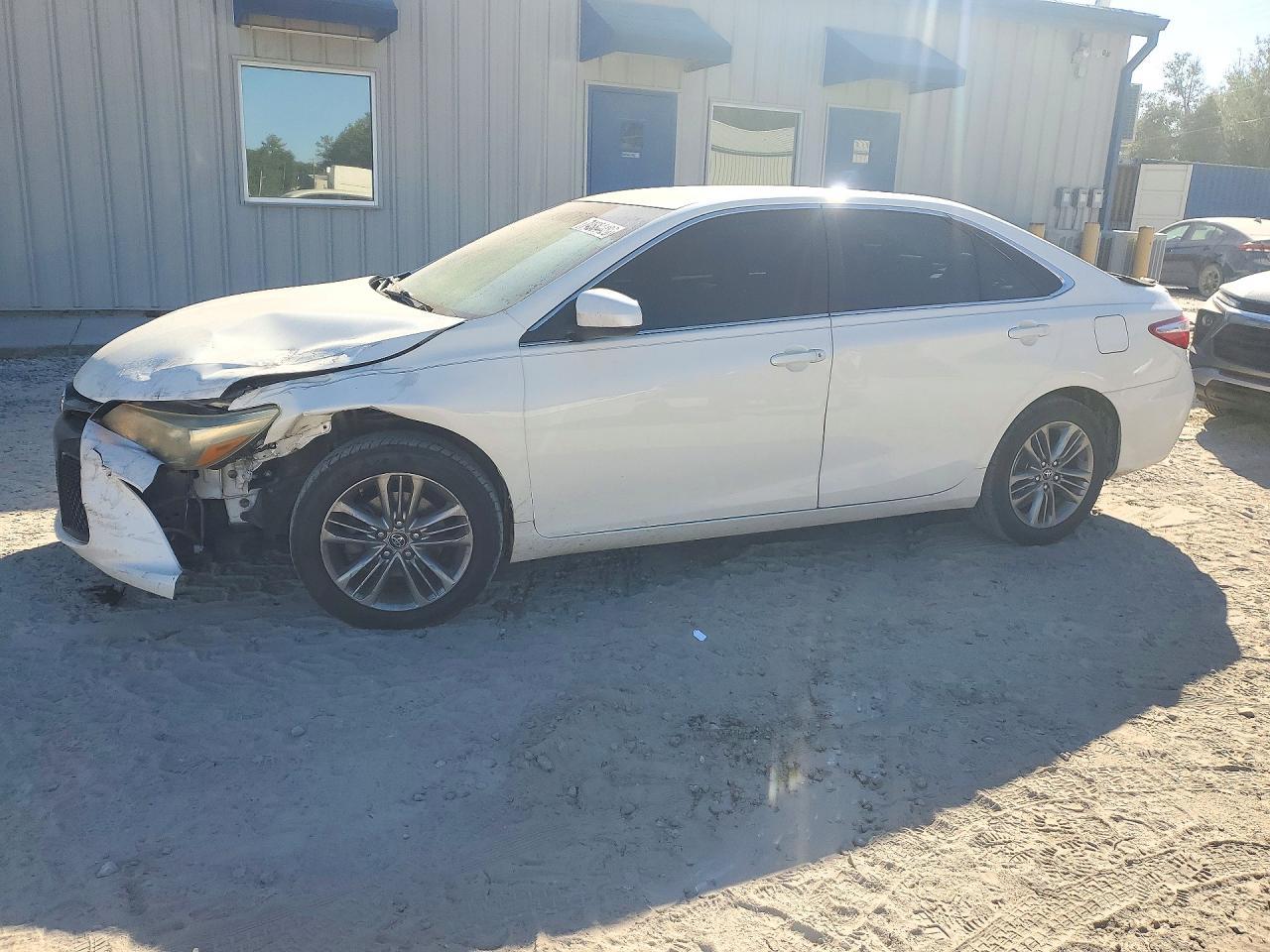 Vue de 2016 TOYOTA CAMRY SE, angle 1