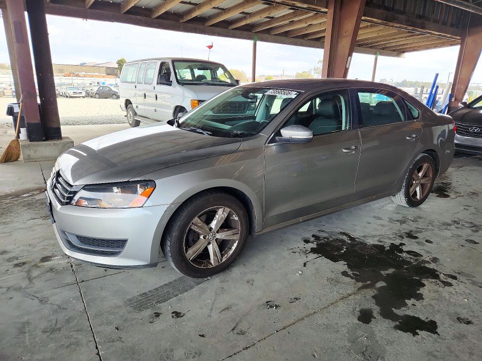 2013 VOLKSWAGEN PASSAT SE  