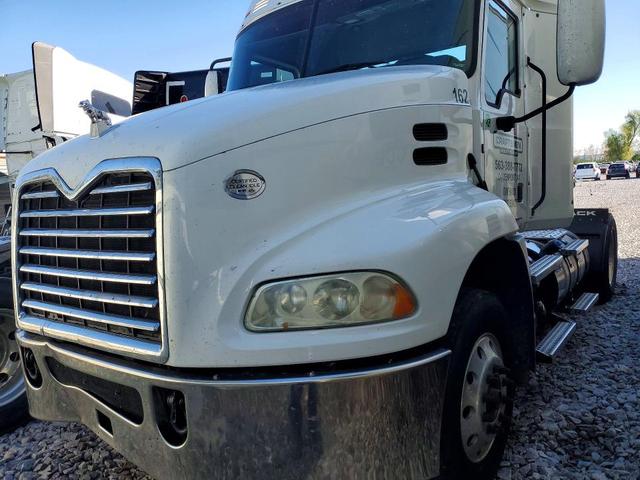 2018 MACK CXU612 SEMI TRUCK