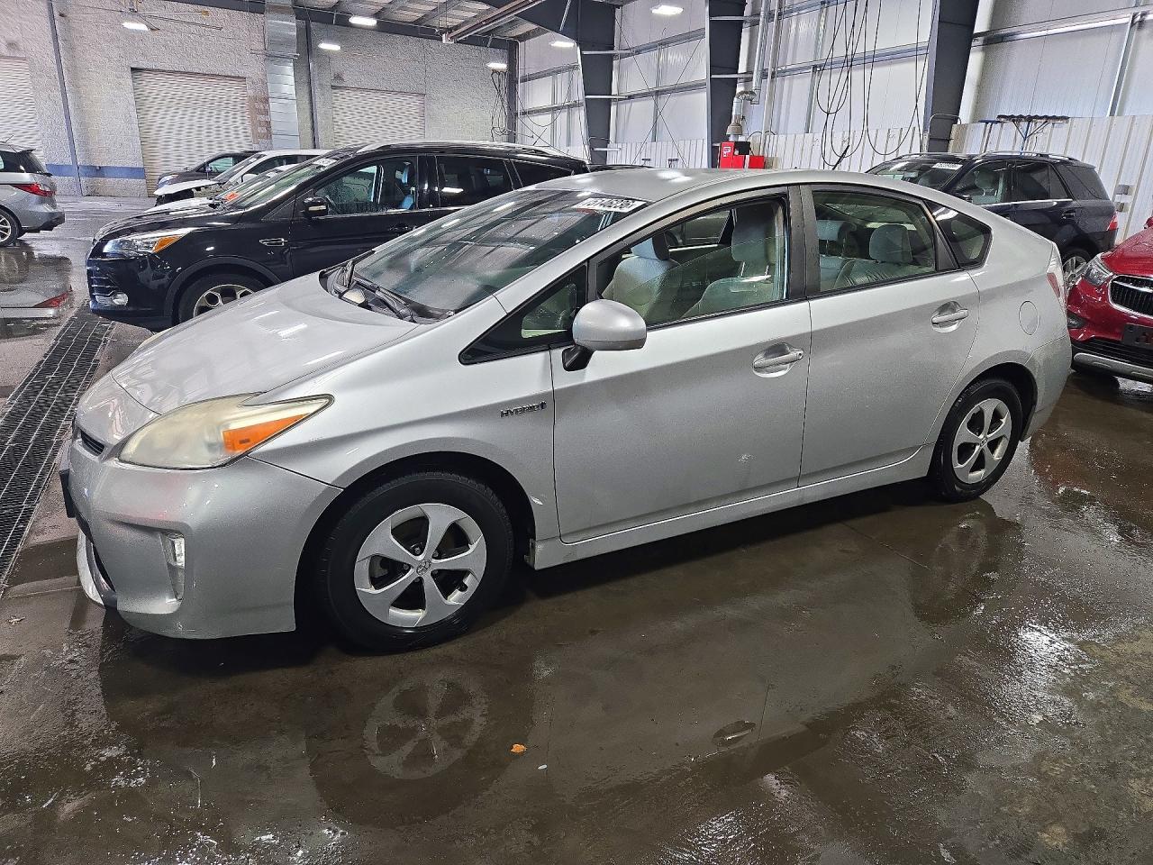 Vue de 2012 TOYOTA PRIUS THREE, angle 1