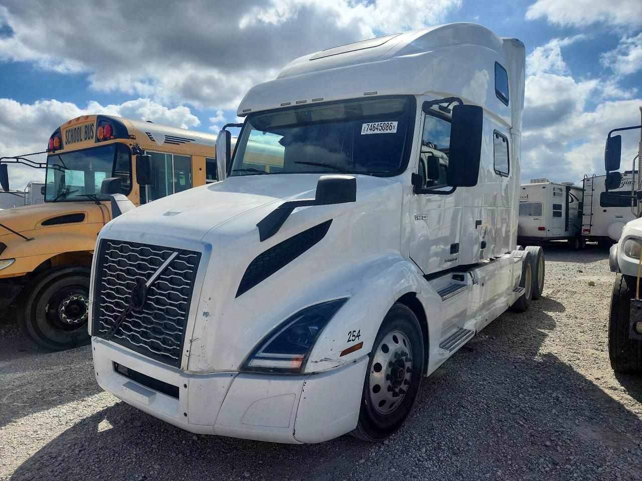 Vue de 2020 VOLVO VNL SEMI TRUCK, angle 1