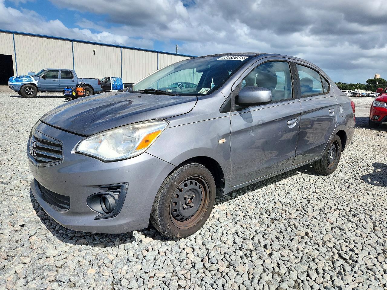 Vue de 2017 MITSUBISHI MIRAGE G4 ES, angle 1