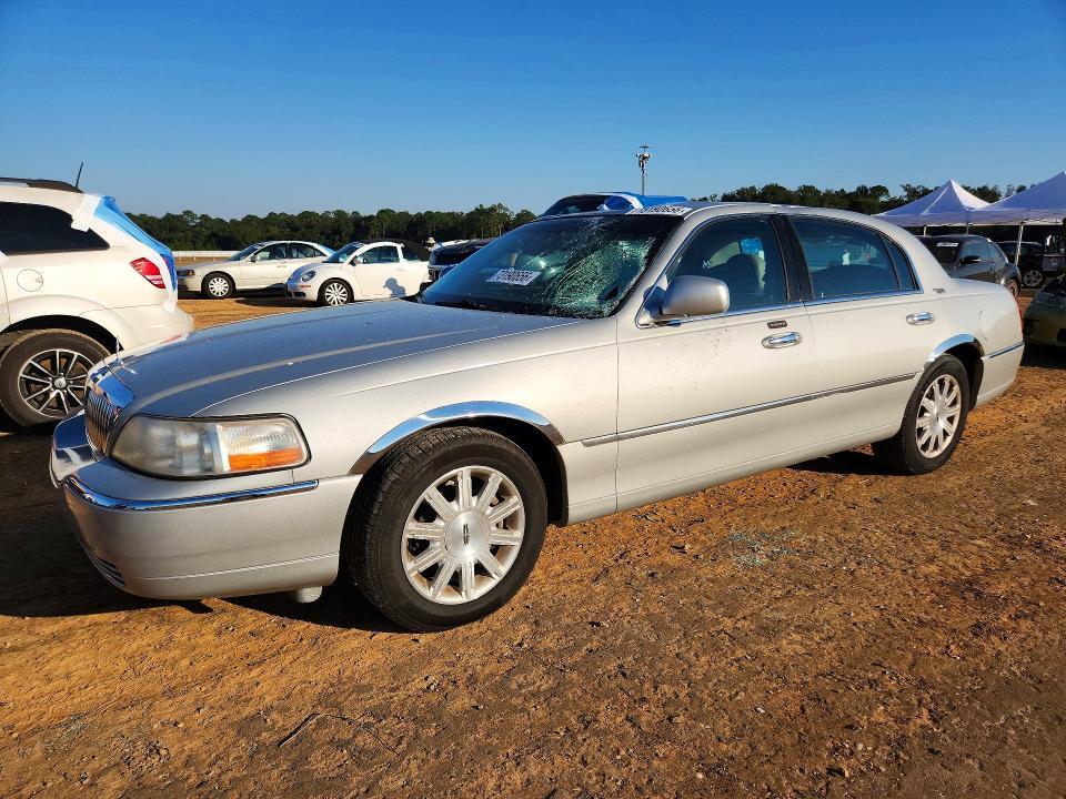 2010 LINCOLN TOWN CAR SIGNATURE LIMITED  