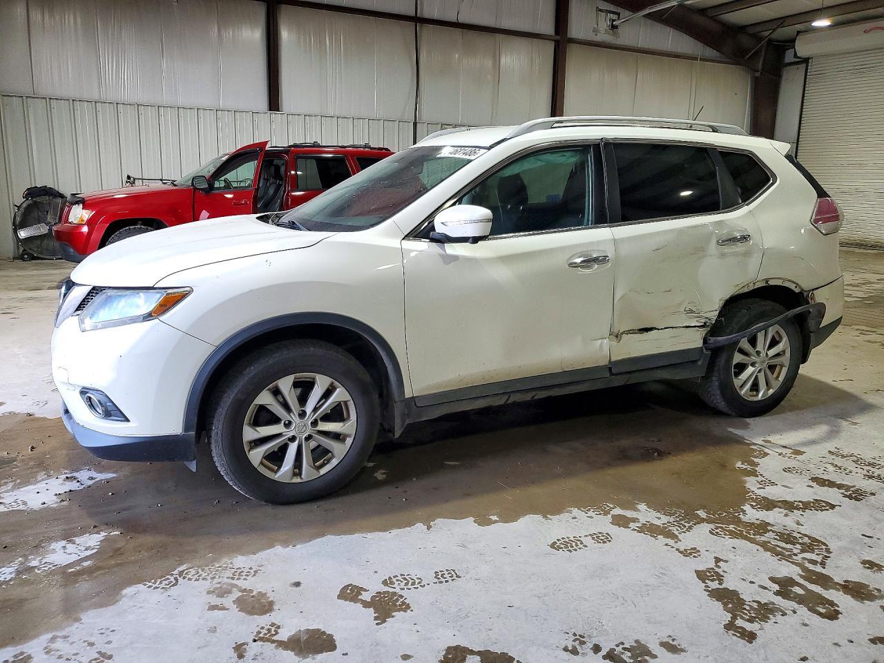 Vue de 2015 NISSAN ROGUE SV, angle 1
