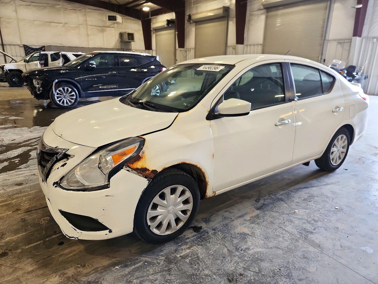 Вид 2018 NISSAN VERSA SV, угол 1
