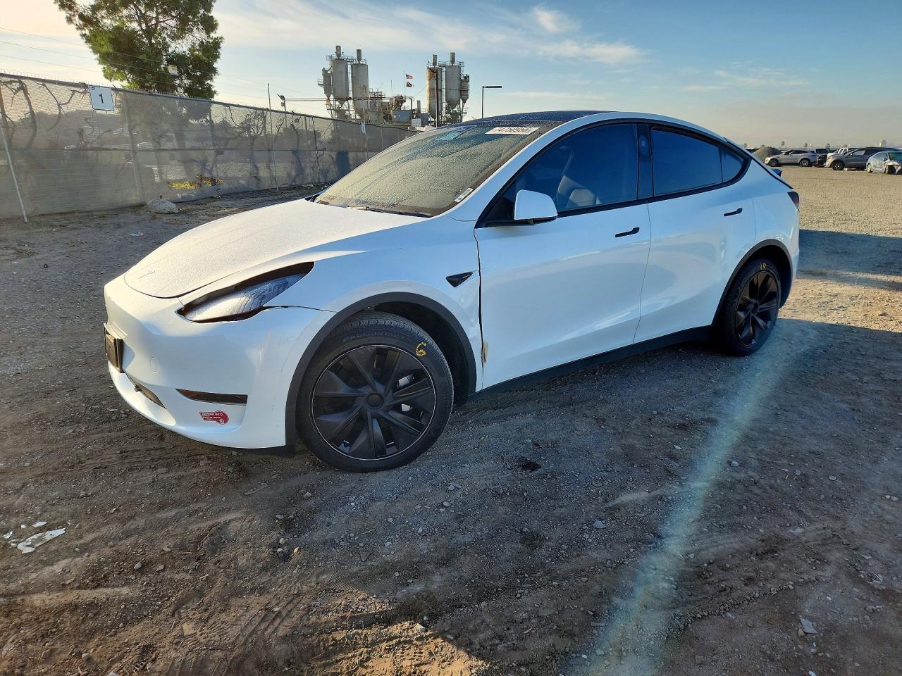 Vue de 2025 TESLA MODEL Y, angle 1