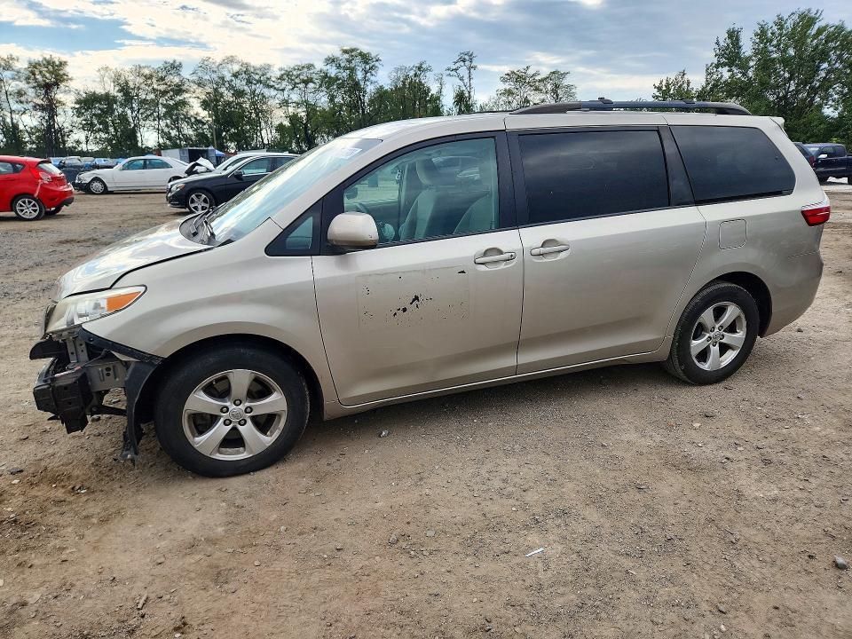 2016 TOYOTA SIENNA LE  