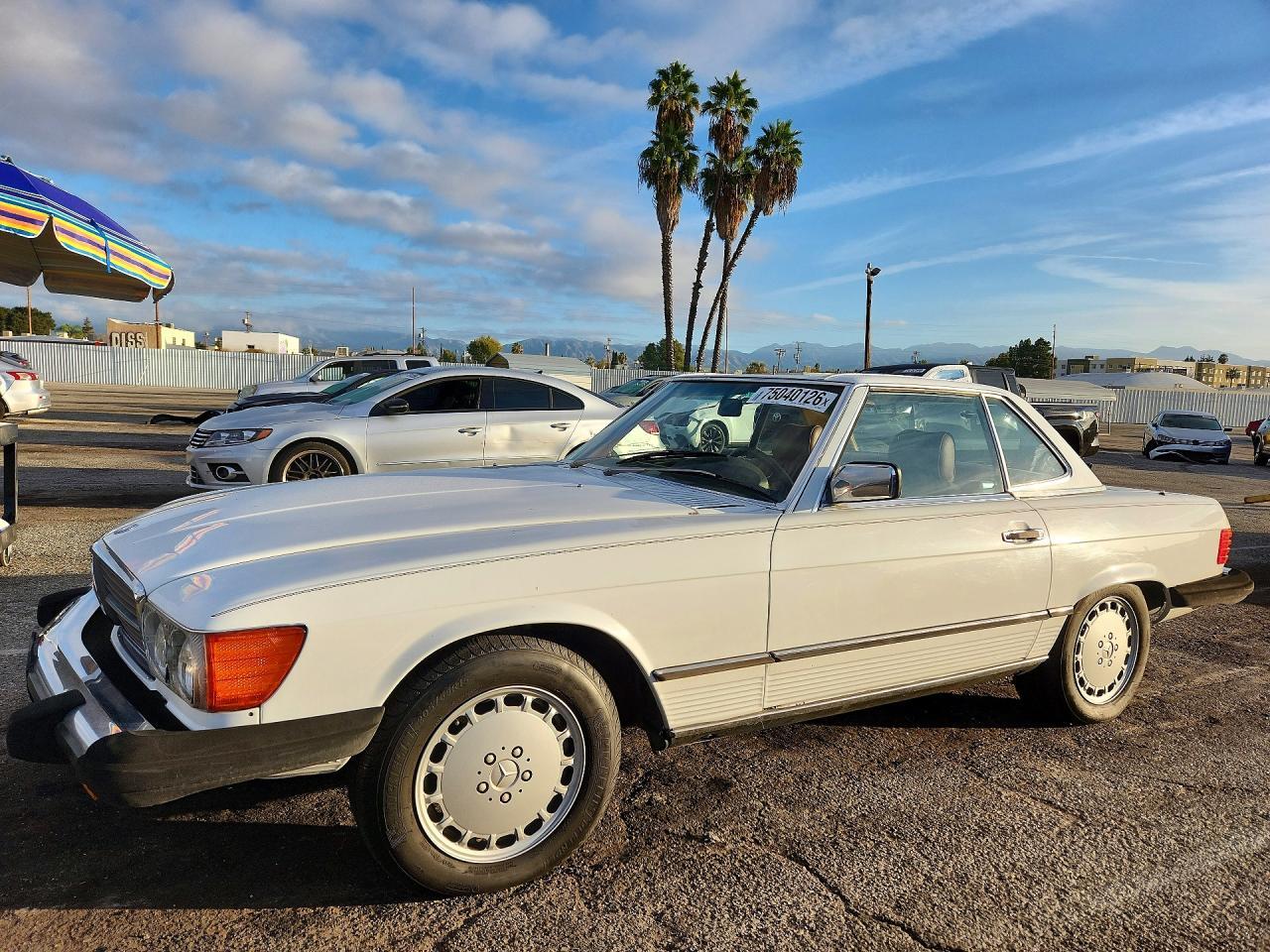 Vue de 1989 MERCEDES-BENZ 560 SL, angle 1